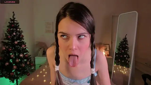 Snapshot of Lil_Amelie chatting on 12-19-24, 06:45 Lil Amelie online show from 12-19-24, 06:45