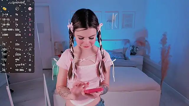 Snapshot of Lil_Amelie chatting on 03-18-25, 07:08 Lil Amelie online show from 03-18-25, 07:08