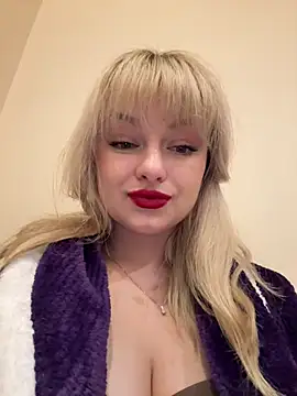 Snapshot of Blonde20 chatting on 10-21-25, 10:32 Blonde20 online show from 10-21-25, 10:32