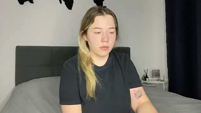 Embersweetbunny online show from 01-15-25, 04:04