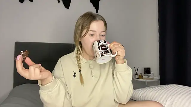 Embersweetbunny online show from 01-19-25, 03:42
