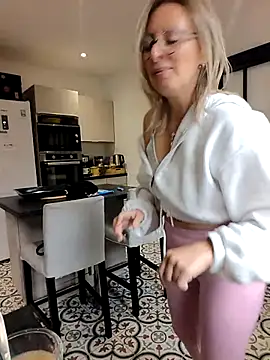 Snapshot of Jade_Emeraud chatting on 12-15-25, 01:15 Jade Emeraud online show from 12-15-25, 01:15