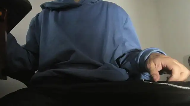 Snapshot of s_sven03 chatting on 10-14-25, 12:11 s sven03 online show from 10-14-25, 12:11