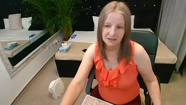 Lilly hott online show from 11-24-25, 06:51