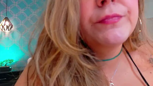 Snapshot of AmbarRoberts_ chatting on 06-15-26, 01:13 AmbarRoberts online show from 06-15-26, 01:13