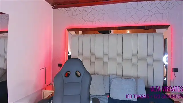 Snapshot of AngelineHeet chatting on 12-18-24, 03:58 AngelineHeet online show from 12-18-24, 03:58