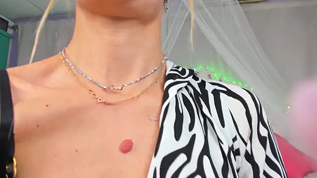 Snapshot of AlinaLovelyX chatting on 02-03-25, 04:35 AlinaLovelyX online show from 02-03-25, 04:35