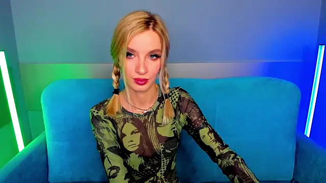 Snapshot of AlinaLovelyX chatting on 03-03-25, 01:21 AlinaLovelyX online show from 03-03-25, 01:21