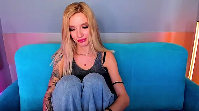 Snapshot of AlinaLovelyX chatting on 03-06-25, 04:41 AlinaLovelyX online show from 03-06-25, 04:41