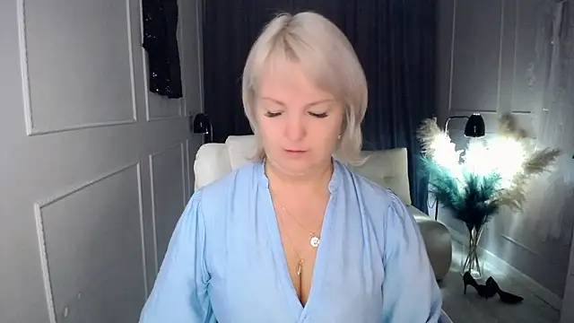 Snapshot of Juarnea chatting on 10-26-25, 11:42 Juarnea online show from 10-26-25, 11:42