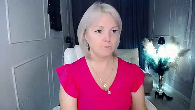 Snapshot of Juarnea chatting on 10-27-25, 06:56 Juarnea online show from 10-27-25, 06:56