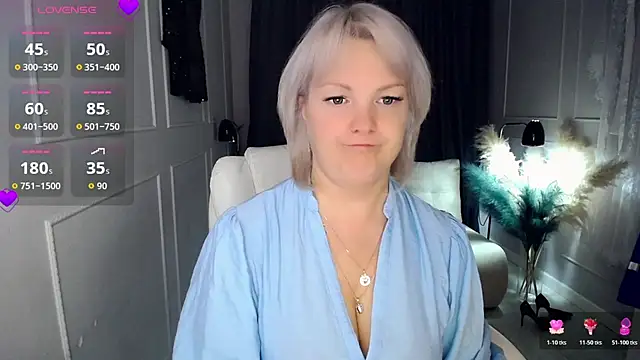 Snapshot of Juarnea chatting on 11-09-25, 03:05 Juarnea online show from 11-09-25, 03:05