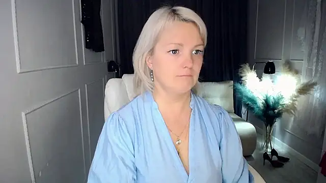 Snapshot of Juarnea chatting on 11-24-25, 05:23 Juarnea online show from 11-24-25, 05:23