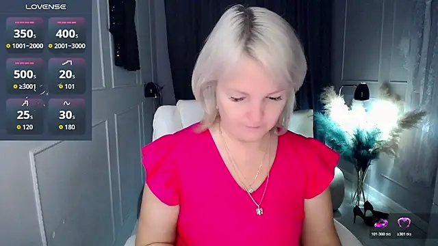 Snapshot of Juarnea chatting on 11-25-25, 06:13 Juarnea online show from 11-25-25, 06:13