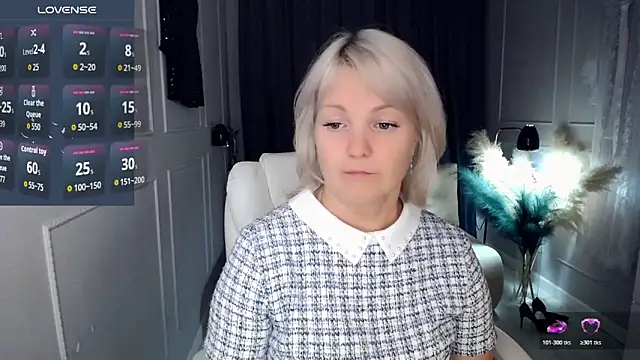 Snapshot of Juarnea chatting on 11-26-25, 10:00 Juarnea online show from 11-26-25, 10:00