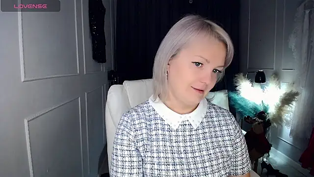 Snapshot of Juarnea chatting on 01-07-26, 12:51 Juarnea online show from 01-07-26, 12:51