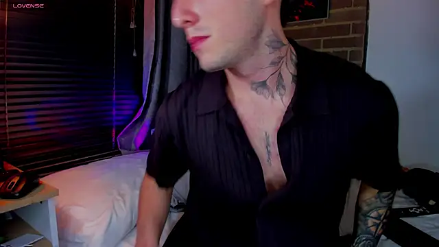 Snapshot of liam_oficial02 chatting on 05-24-26, 03:44 liam oficial02 online show from 05-24-26, 03:44