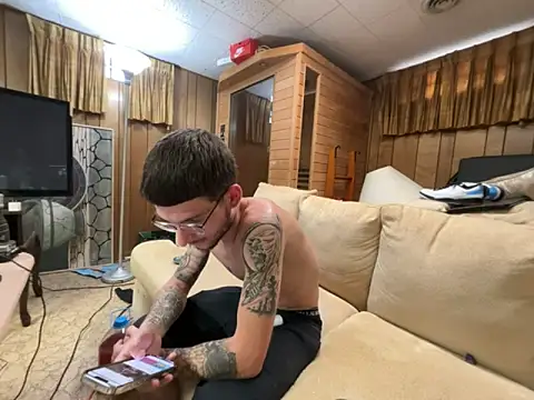 Snapshot of hungkubenski chatting on 10-31-25, 12:17 hungkubenski online show from 10-31-25, 12:17