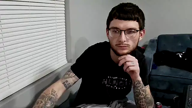 Snapshot of hungkubenski chatting on 11-29-25, 04:15 hungkubenski online show from 11-29-25, 04:15