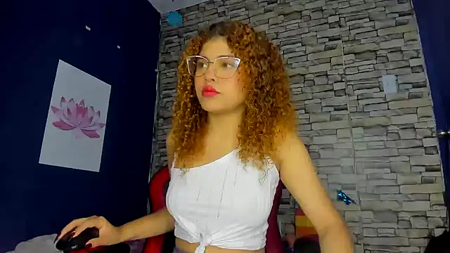 Snapshot of sofiacastillo01 chatting on 02-11-25, 01:09 sofiacastillo01 online show from 02-11-25, 01:09