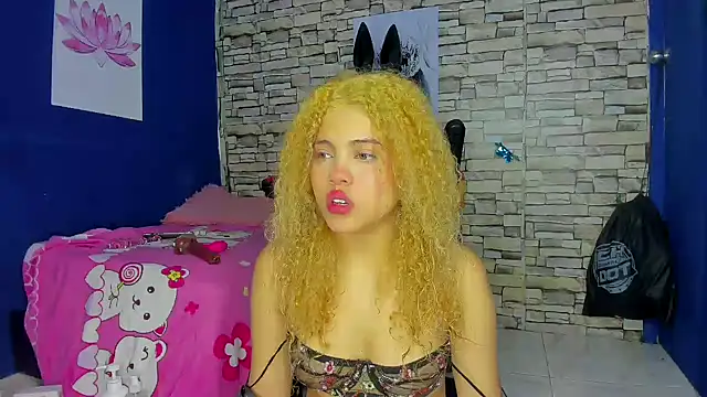 Snapshot of sofiacastillo01 chatting on 02-13-25, 12:43 sofiacastillo01 online show from 02-13-25, 12:43