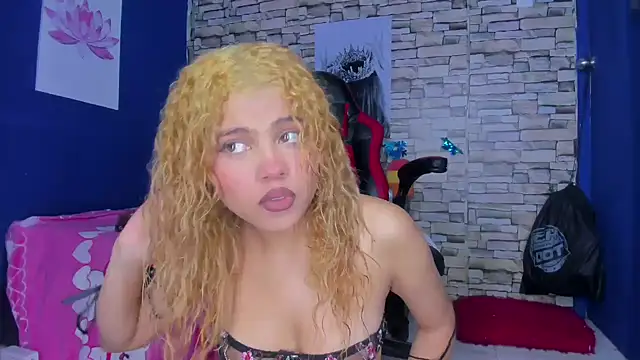 Snapshot of sofiacastillo01 chatting on 02-13-25, 05:22 sofiacastillo01 online show from 02-13-25, 05:22