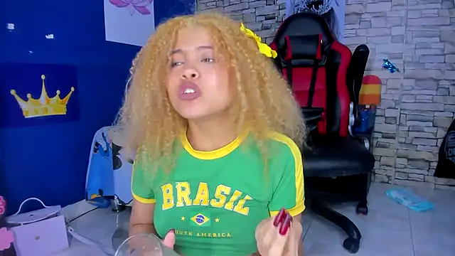 Snapshot of sofiacastillo01 chatting on 02-15-25, 12:48 sofiacastillo01 online show from 02-15-25, 12:48