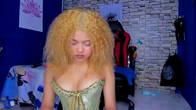 Snapshot of sofiacastillo01 chatting on 02-15-25, 05:17 sofiacastillo01 online show from 02-15-25, 05:17