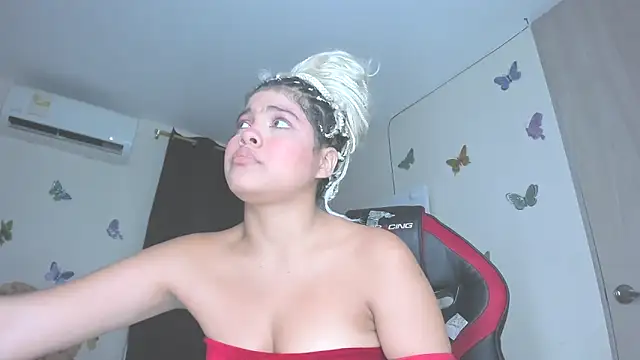Snapshot of sofiacastillo01 chatting on 10-13-25, 04:18 sofiacastillo01 online show from 10-13-25, 04:18