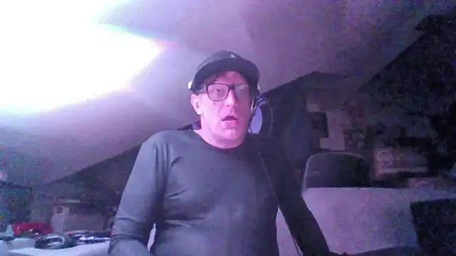 Snapshot of Bigthroaterboy chatting on 10-27-25, 05:17 Bigthroaterboy online show from 10-27-25, 05:17