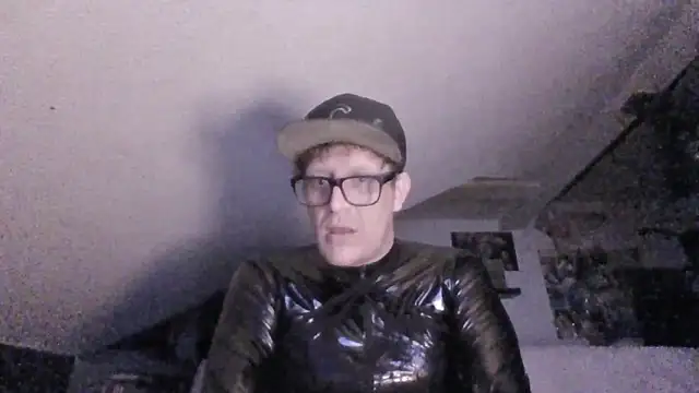 Snapshot of Bigthroaterboy chatting on 11-11-25, 09:26 Bigthroaterboy online show from 11-11-25, 09:26