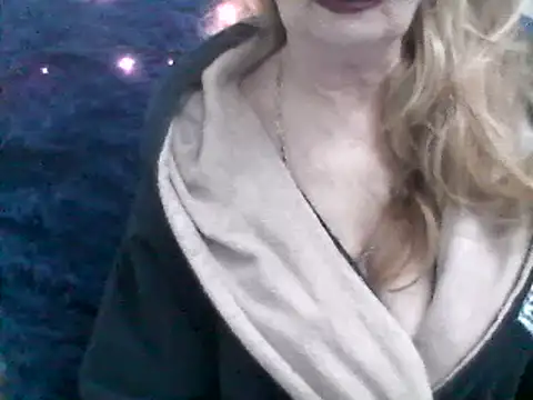 Snapshot of CarlyTreat chatting on 01-27-25, 03:18 CarlyTreat online show from 01-27-25, 03:18