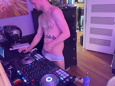 Snapshot of trash4cash chatting on 11-24-25, 06:07 trash4cash online show from 11-24-25, 06:07