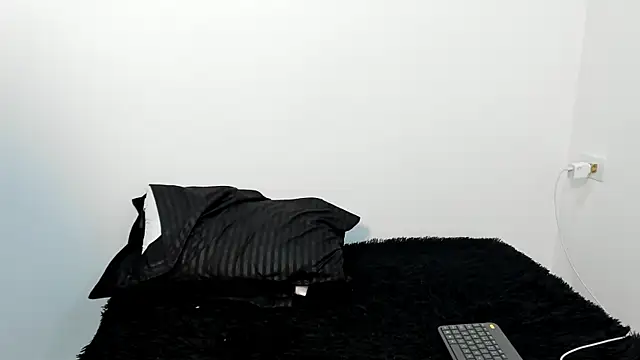 Snapshot of cami-01 chatting on 09-27-25, 08:14 cami-01 online show from 09-27-25, 08:14