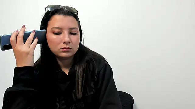 Snapshot of cami-01 chatting on 10-23-25, 08:40 cami-01 online show from 10-23-25, 08:40