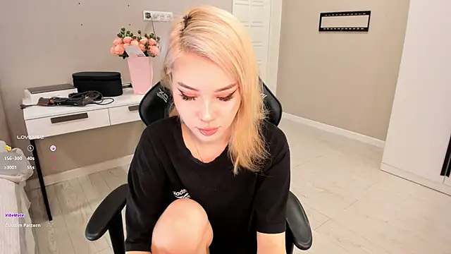 Snapshot of aya_shy chatting on 02-24-25, 10:04 aya shy online show from 02-24-25, 10:04