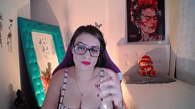 Snapshot of esmeraldaa230 chatting on 09-26-25, 08:13 esmeraldaa230 online show from 09-26-25, 08:13