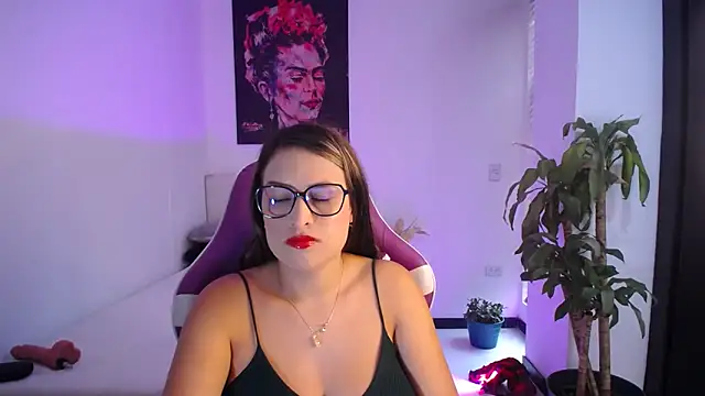 Snapshot of esmeraldaa230 chatting on 10-30-25, 07:47 esmeraldaa230 online show from 10-30-25, 07:47