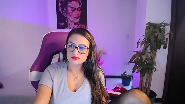 Snapshot of esmeraldaa230 chatting on 11-24-25, 08:19 esmeraldaa230 online show from 11-24-25, 08:19