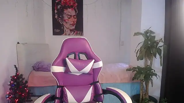 Snapshot of esmeraldaa230 chatting on 12-17-25, 10:05 esmeraldaa230 online show from 12-17-25, 10:05