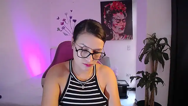 esmeraldaa230 online show from 02-26-26, 09:03