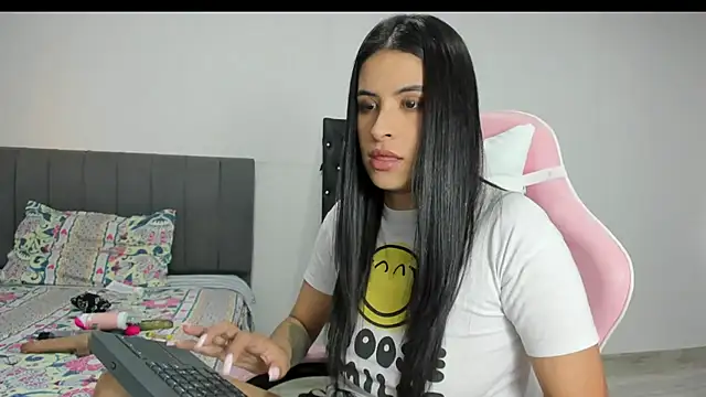 Snapshot of _elektrah chatting on 02-20-25, 10:59  elektrah online show from 02-20-25, 10:59