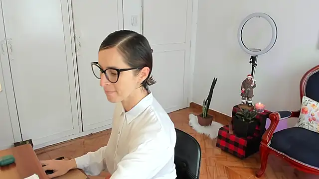 Snapshot of cuddlingbunny chatting on 11-30-25, 02:43 cuddlingbunny online show from 11-30-25, 02:43