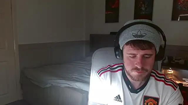 Snapshot of maxy49 chatting on 11-19-25, 01:22 maxy49 online show from 11-19-25, 01:22