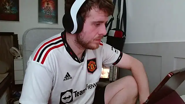 Snapshot of maxy49 chatting on 11-30-25, 01:26 maxy49 online show from 11-30-25, 01:26