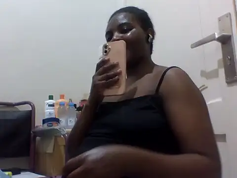 Snapshot of queenzuena chatting on 05-25-26, 12:11 queenzuena online show from 05-25-26, 12:11
