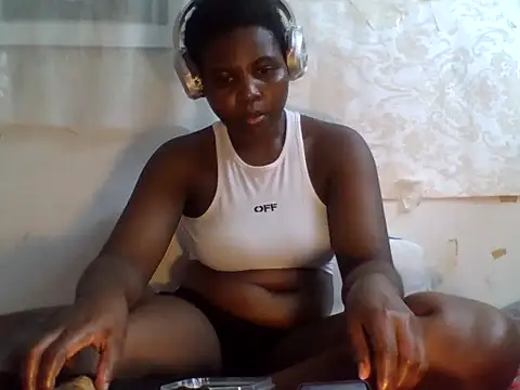 Snapshot of queenzuena chatting on 07-14-26, 09:42 queenzuena online show from 07-14-26, 09:42