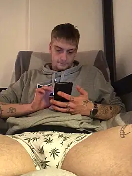 Snapshot of Simboxxx040 chatting on 01-09-25, 03:26 Simboxxx040 online show from 01-09-25, 03:26