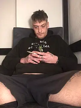 Snapshot of Simboxxx040 chatting on 03-22-25, 07:47 Simboxxx040 online show from 03-22-25, 07:47