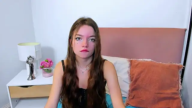 Snapshot of GraceLips chatting on 02-21-25, 06:29 GraceLips online show from 02-21-25, 06:29